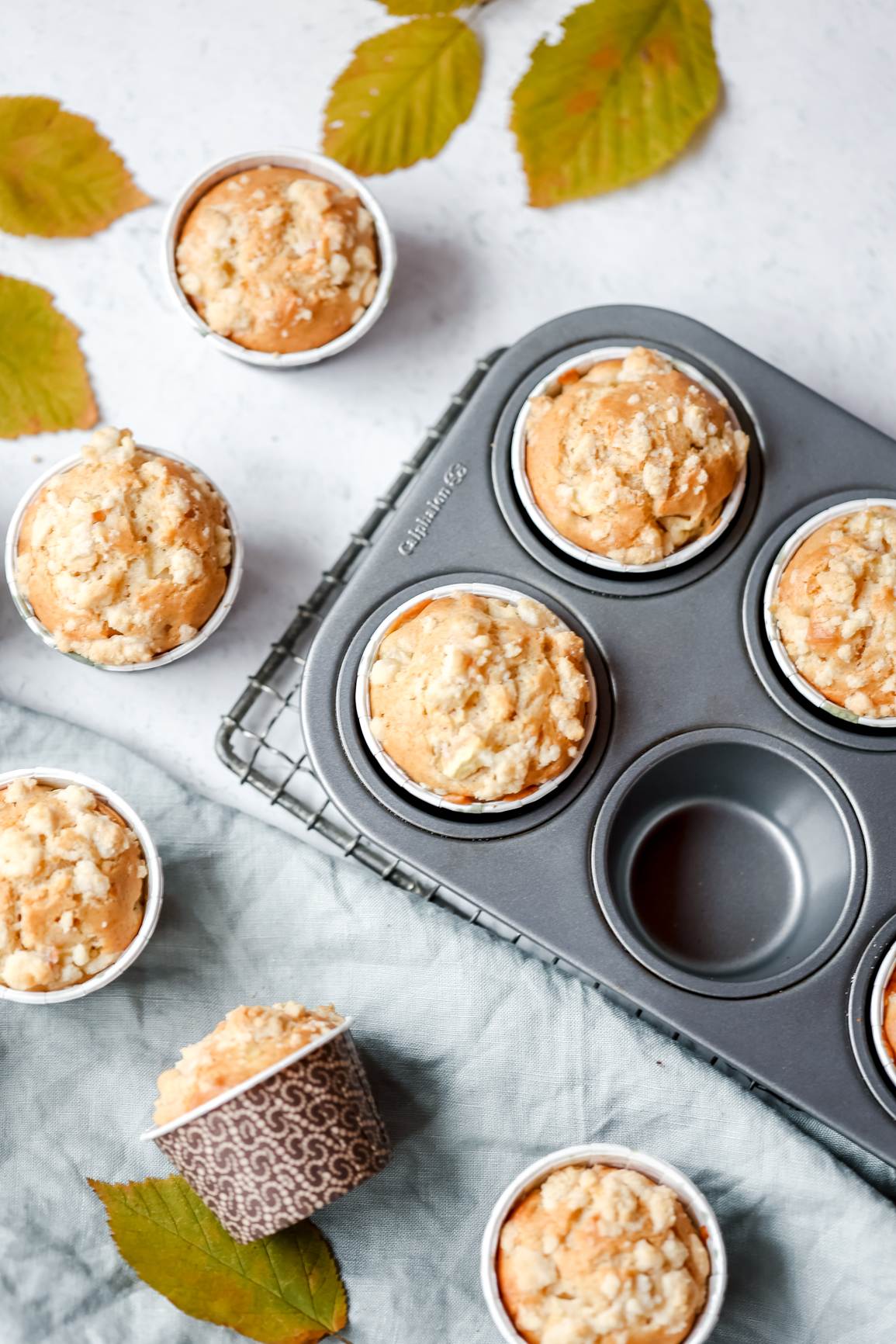 apple muffins with streusel