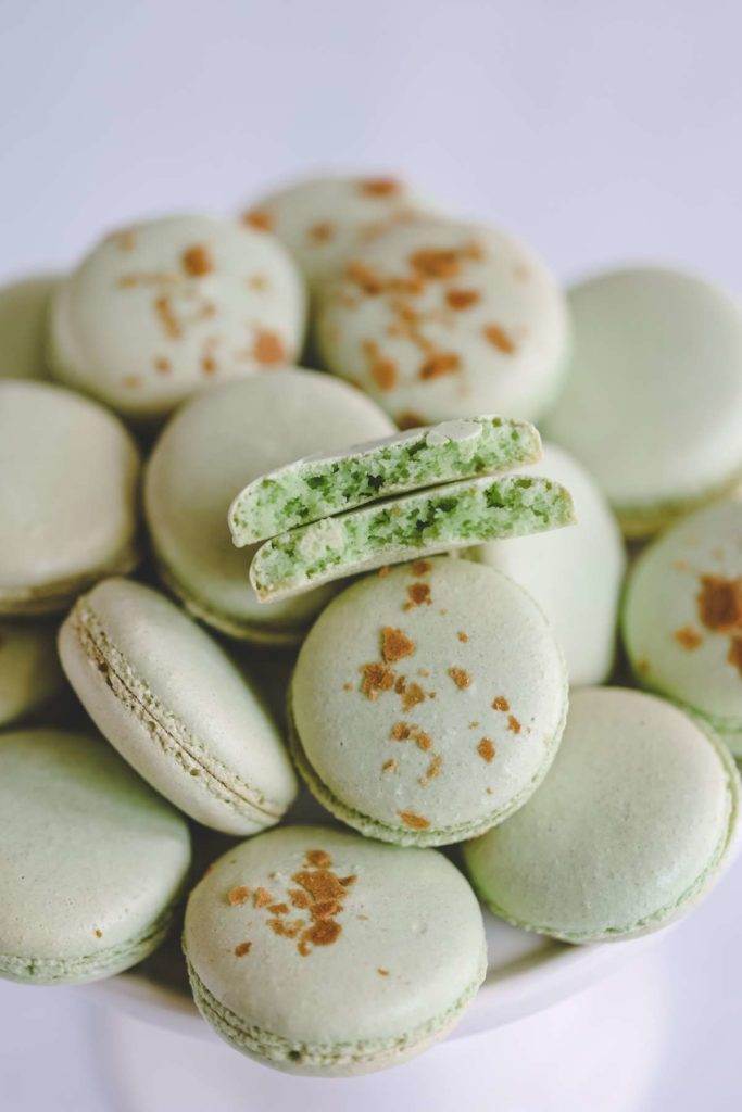 mint white chocolate macarons