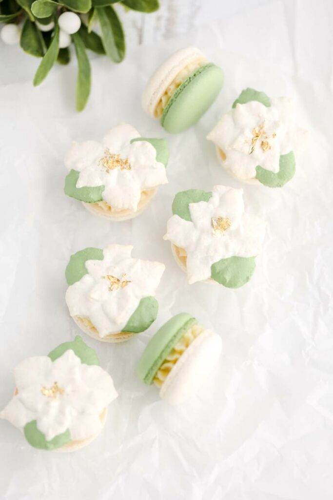 poinsettias macarons